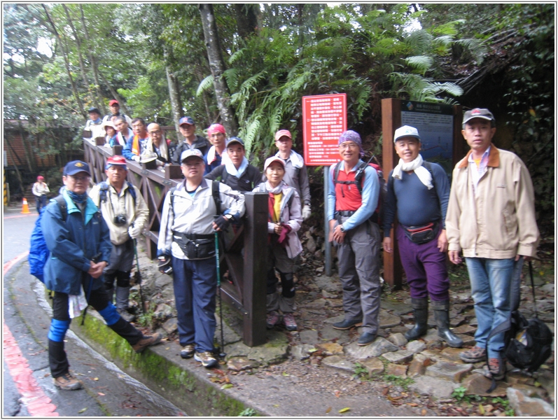 2012-12-01 09-05-56鳶嘴山登山口.JPG